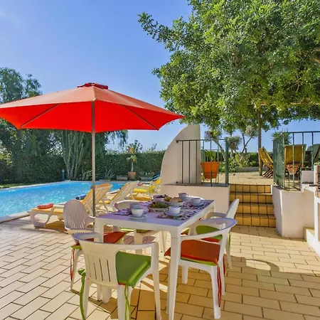 Вилла Maisie By